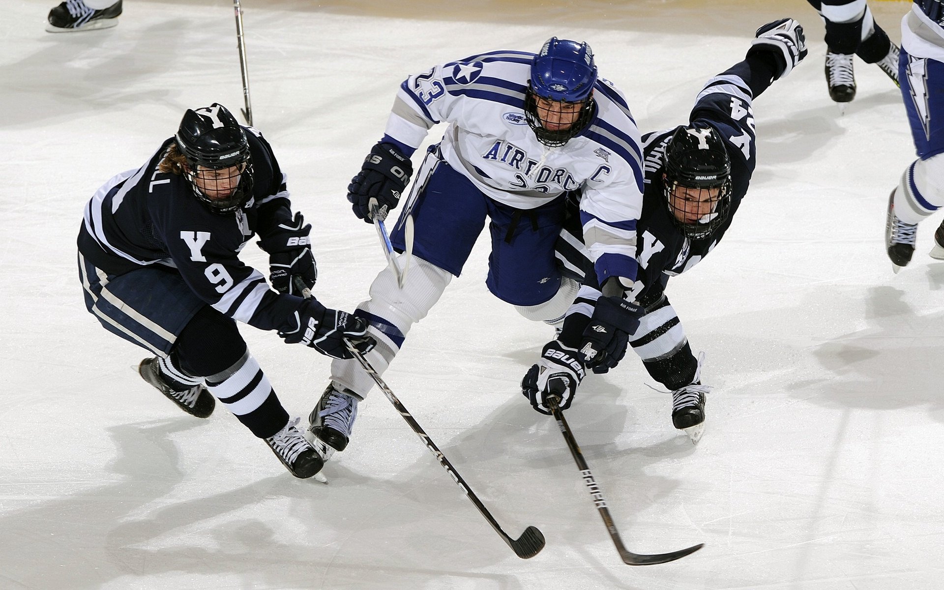 爱游戏体育在线app-图穆亚的强力冲击帮助袋鼠队屡次突破对手防线，穆拉德忠·图伊奇耶夫